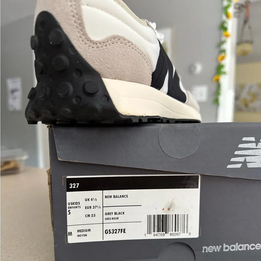 New Balance sneakers - Picture 2 of 2